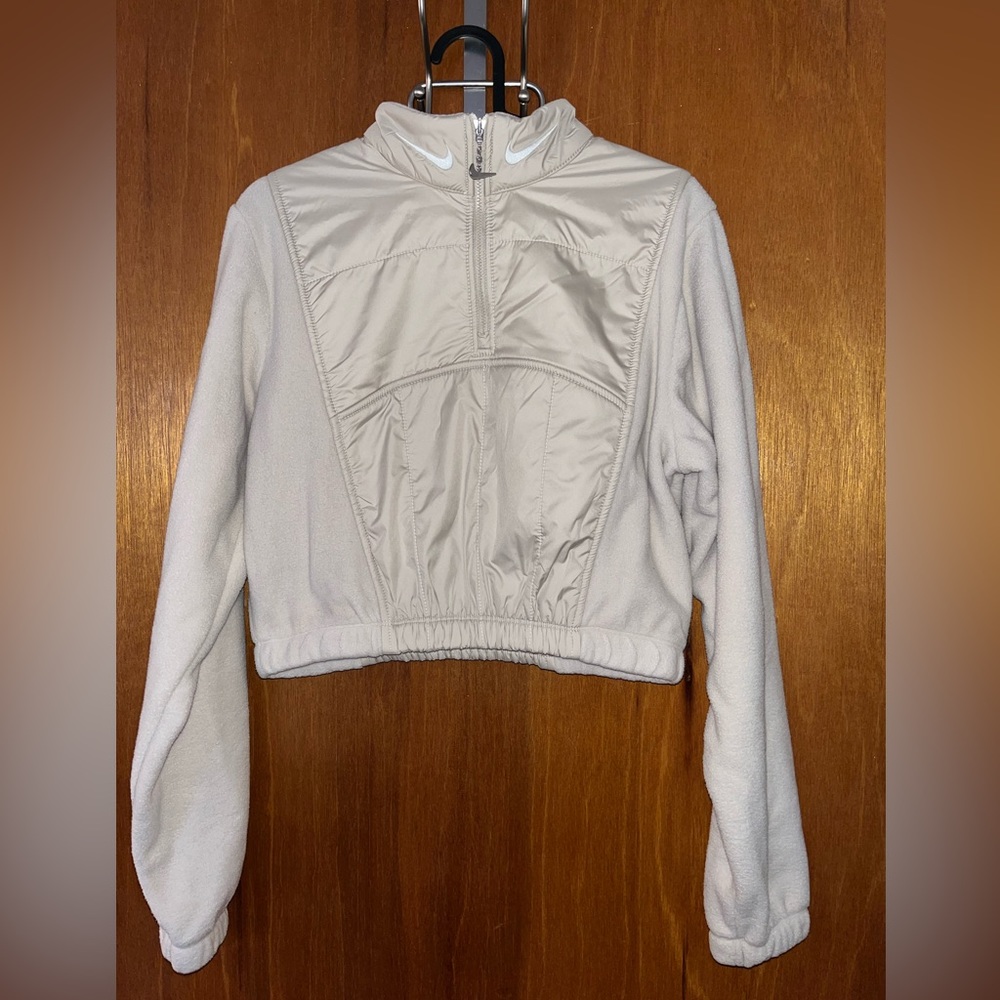 Cropped Nike polyester sweater.